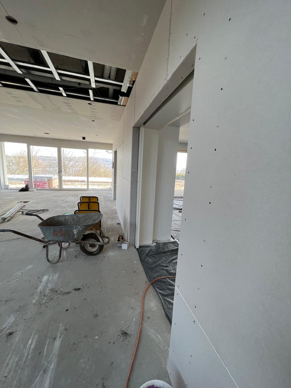 Trockenbaudecke während der Ausführung